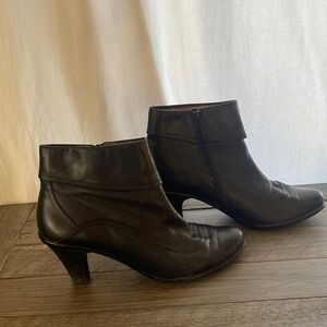 Sofft Black Leather Side Zip Ankle Booties Women's Size 8.5